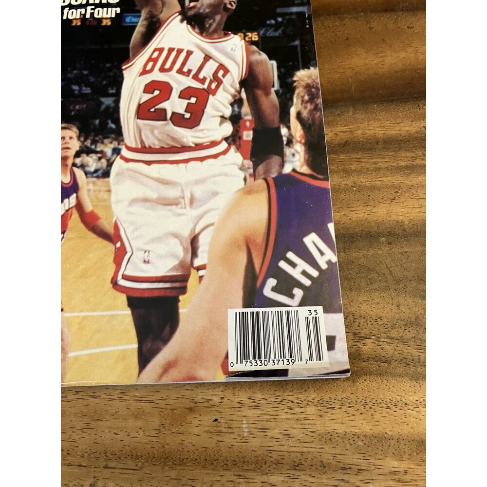 Street & Smith's Pro Basketball Magazine MICHAEL JORDAN Bulls 1993-94 NBA - Picture 4 of 8